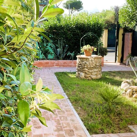 Sunny Apartment Marina di Massa Exterior foto