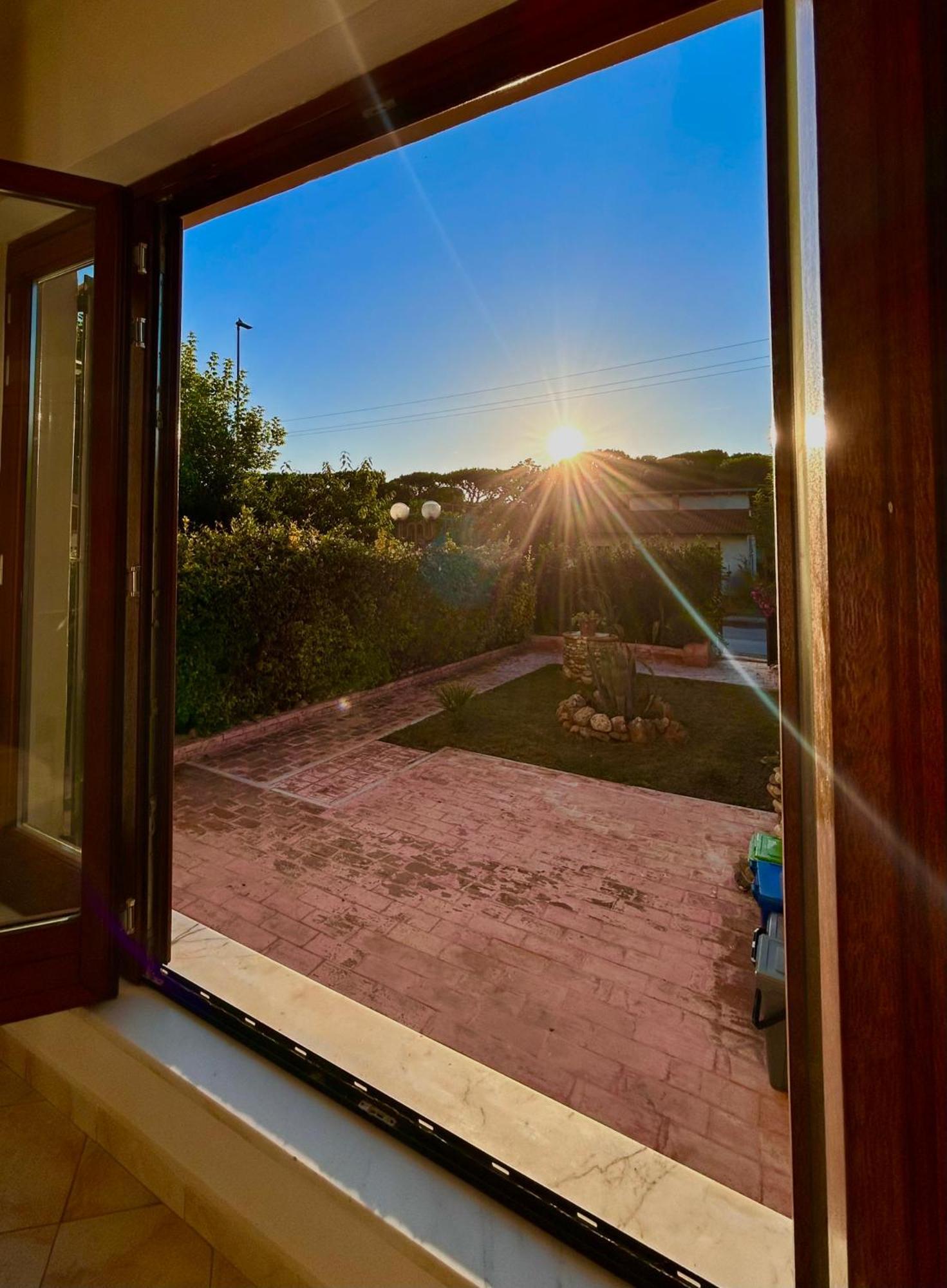 Sunny Apartment Marina di Massa Exterior foto
