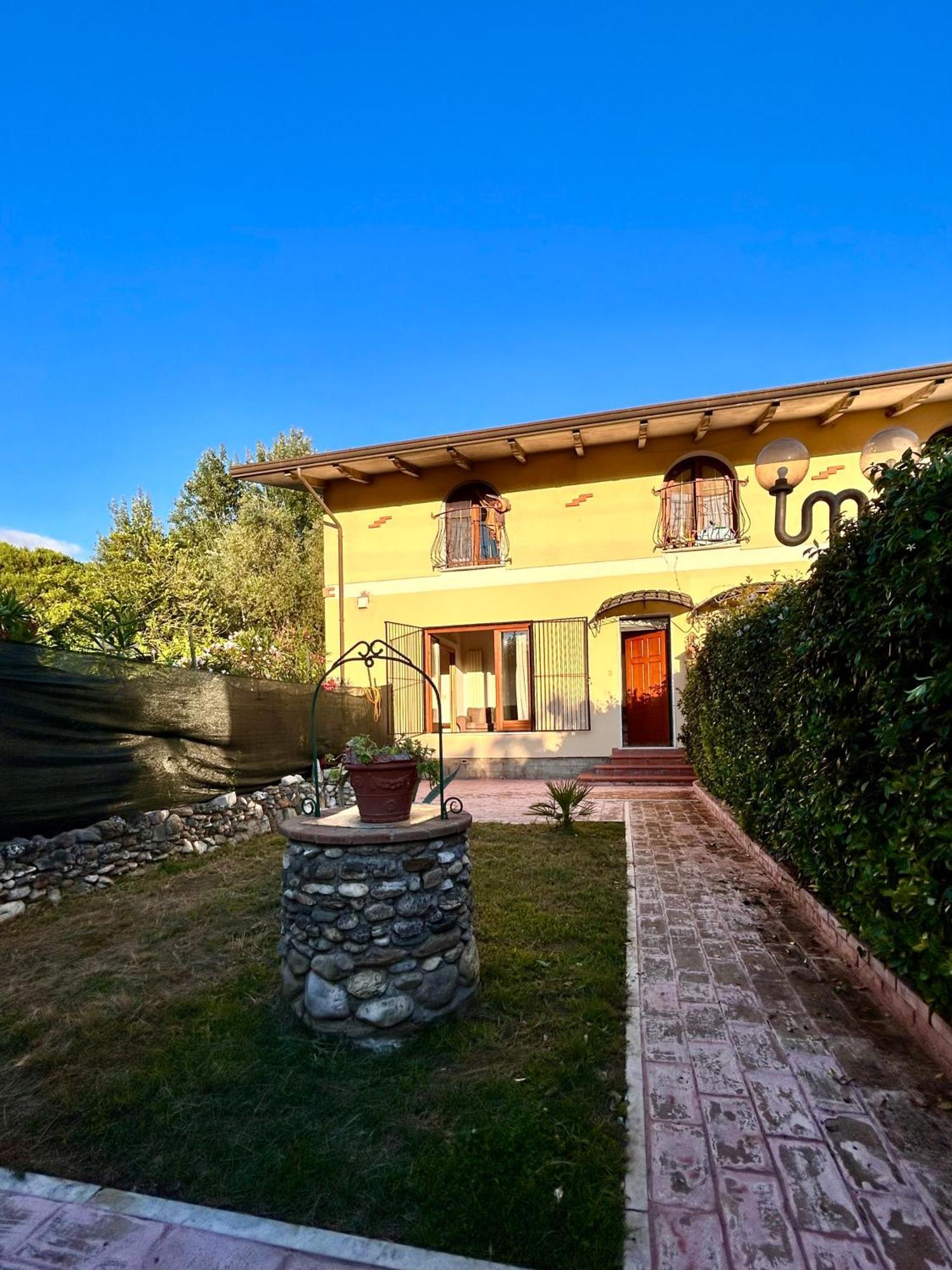 Sunny Apartment Marina di Massa Exterior foto